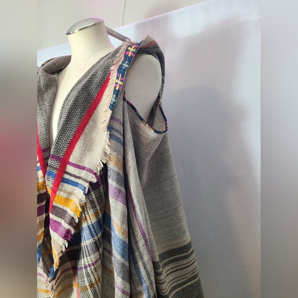 Vismaya Indian made- wearable scarf/wrap brand new. - Picture 3 of 6